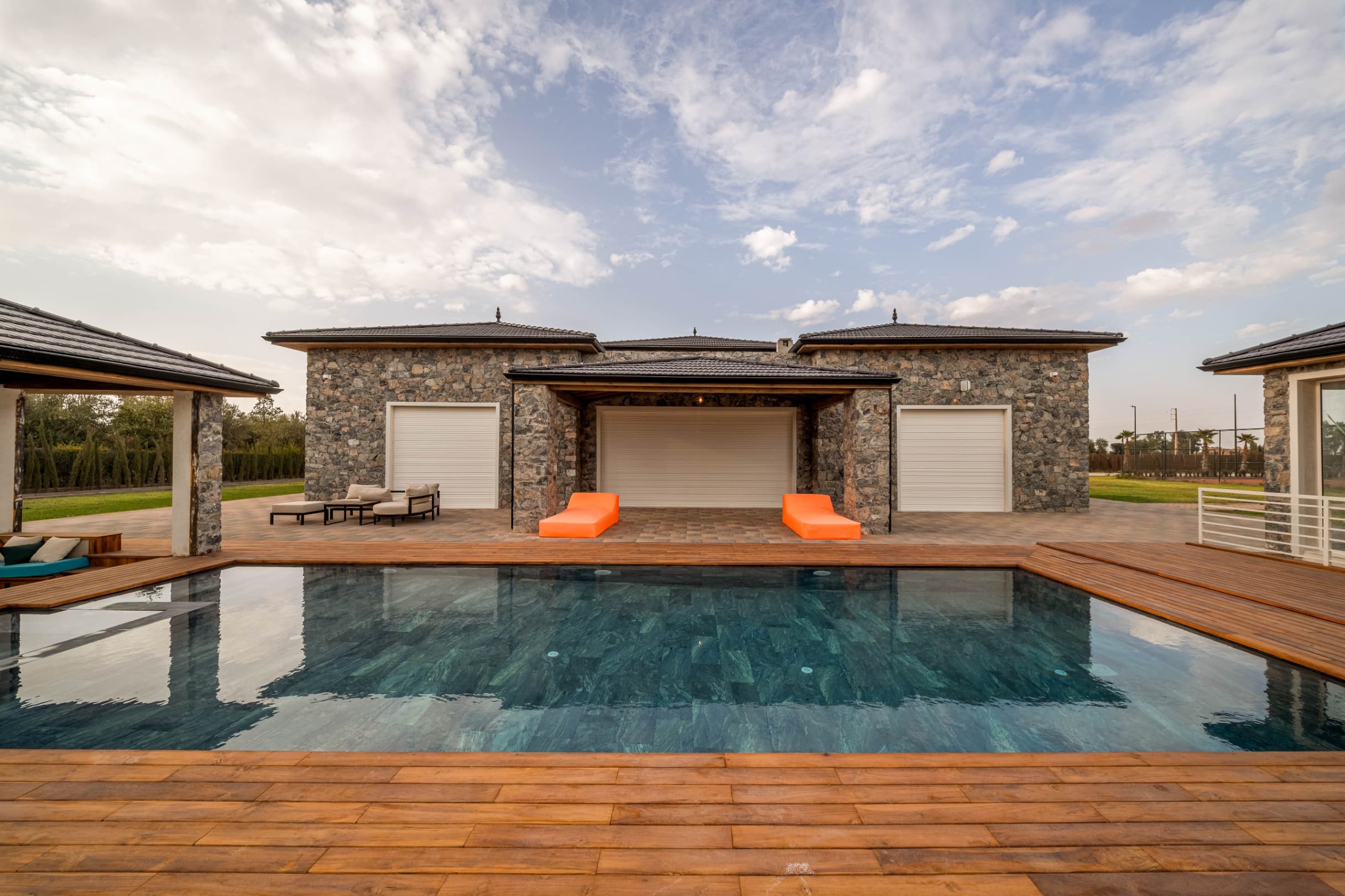 CONTEMPORARY LODGE ON THE OURIKA ROAD